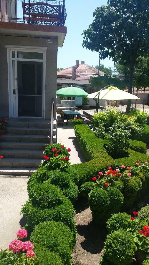 Къща За Гости "Черната Роза" Bŭlgarevo Exterior foto